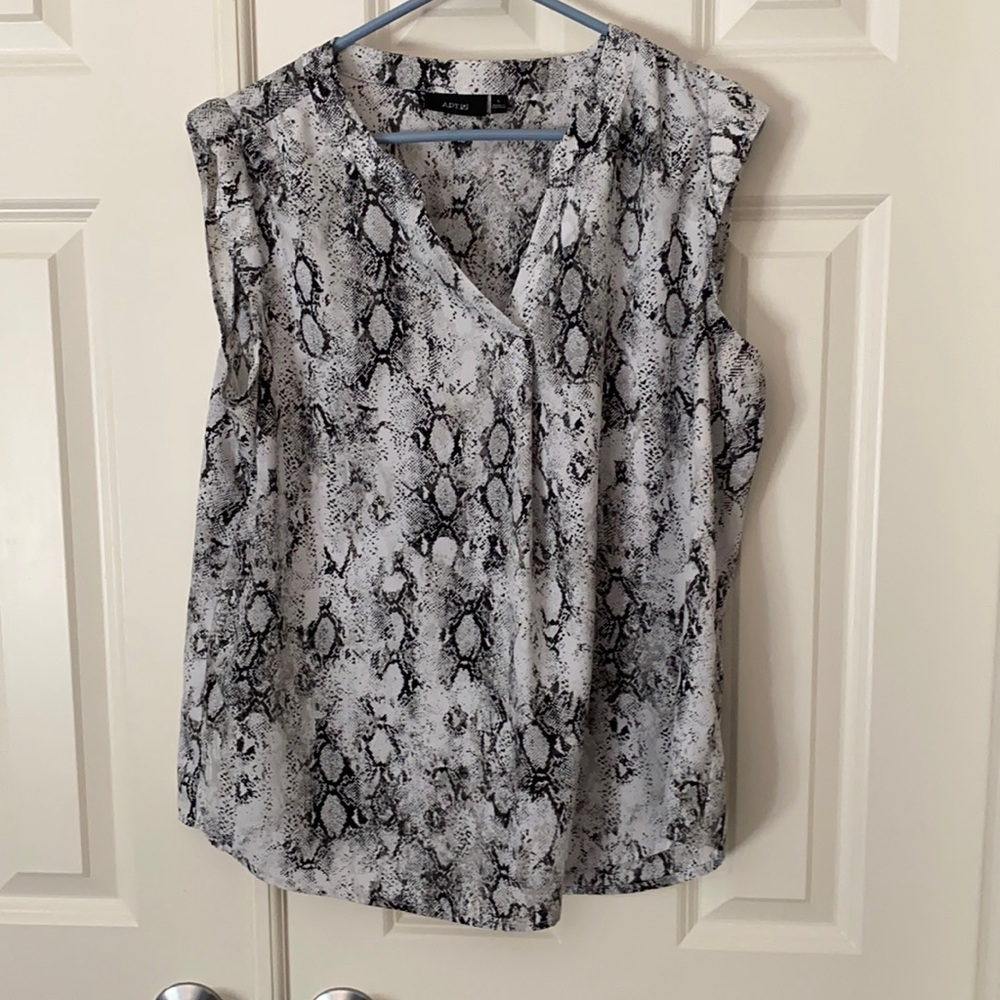 Apt 9 Women’s Black and White Large Tank Top